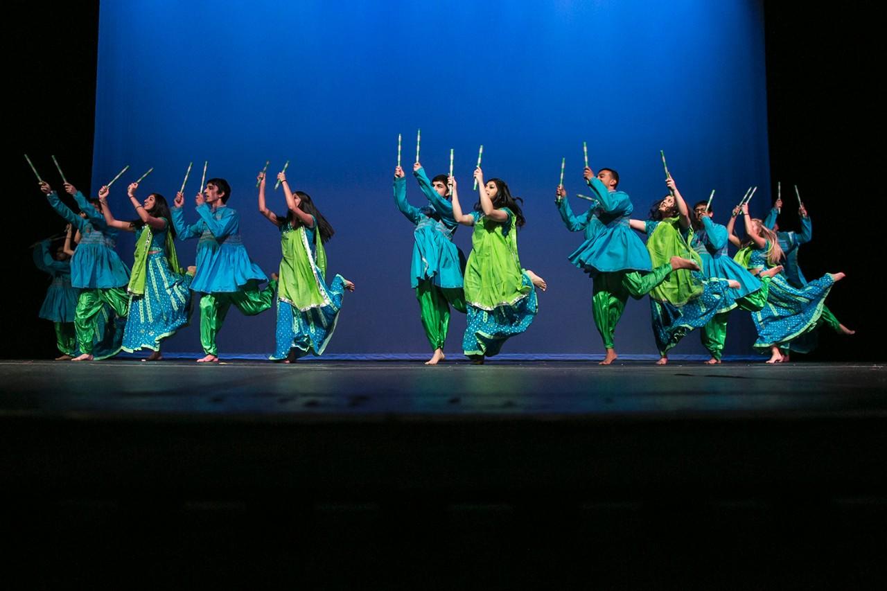 2月8日, 2014 - The South Asian Student Association presents its 17th Annual 文化 Show, Apna Zamana "It's Our Time". 加巴舞